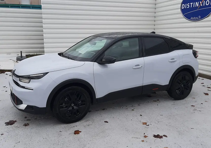 Vue 3/4 avant droite d'une Citroën C4 hybride blanche Okenite avec toit noir Perla et jantes noires.