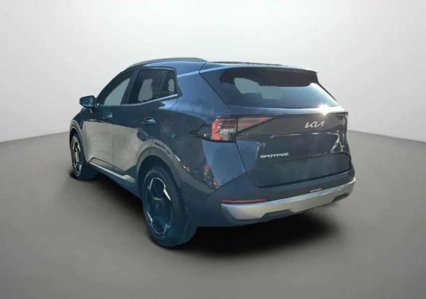Vue 3/4 arrière droite du Kia Sportage 2026 gris eclipse avec jantes alu 18 pouces et feux LED distinctifs.