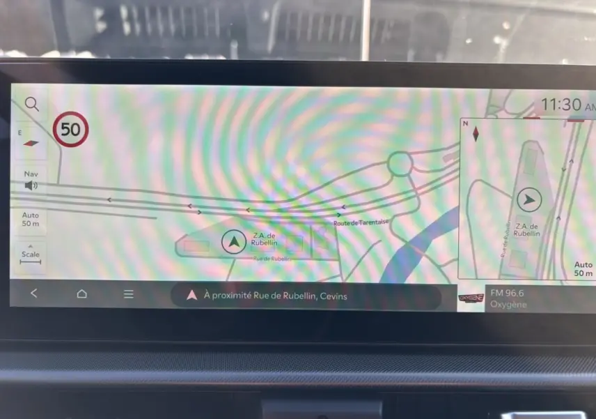 Écran GPS 12,3 pouces du Kia Sportage 1.6 T-GDI HEV 239 EX affichant une carte de navigation.