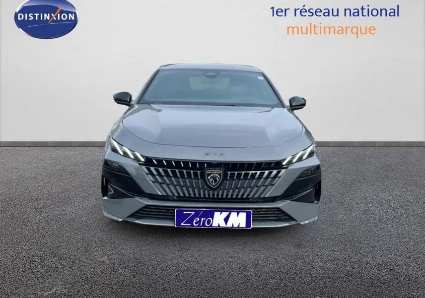 Vue avant frontale de la Peugeot 308 gris selenium metal 2026 avec calandre distinctive et phares LED fins.