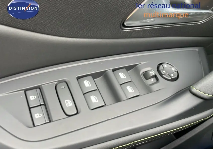 Gros plan sur les commandes de lève-vitres et rétroviseurs côté conducteur du Peugeot 308 gris Selenium 2026.