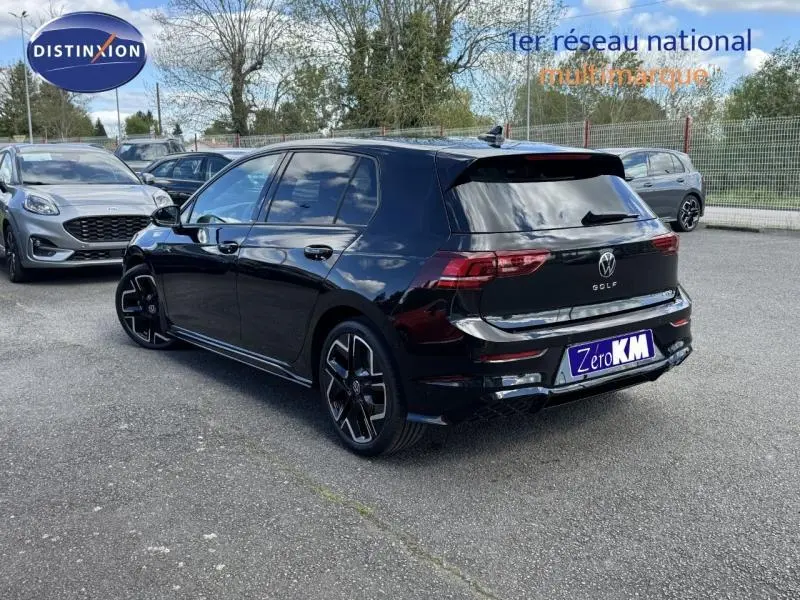 Vue 3/4 arrière droite d'une Volkswagen Golf noire Grenadilla métallisée avec jantes alu et feux arrière LED.