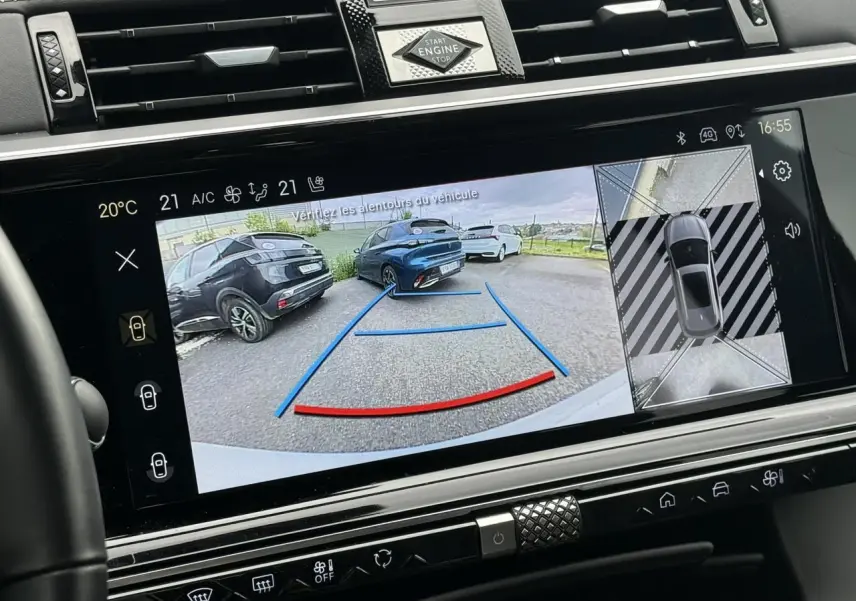 Vue intérieure sur l’écran tactile affichant la caméra de recul et la vision 360° du DS7 Cristal Pearl en stationnement.
