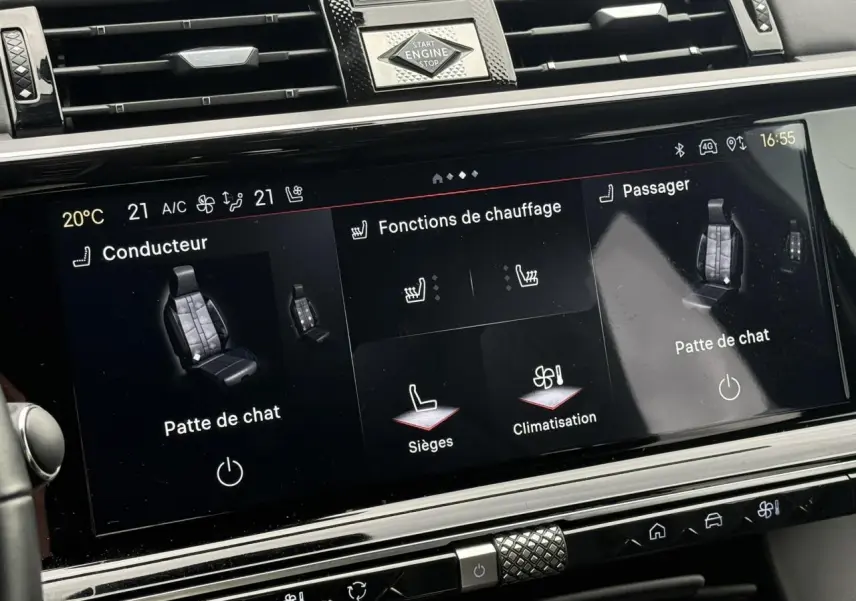 Écran tactile central du DS7 2025 montrant les fonctions de chauffage des sièges conducteur et passager en intérieur noir.