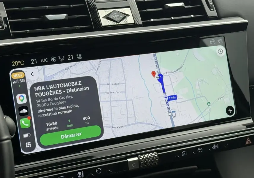 Écran tactile 12,3" du DS7 2025 affichant la navigation avec interface Apple CarPlay, console noire brillante.