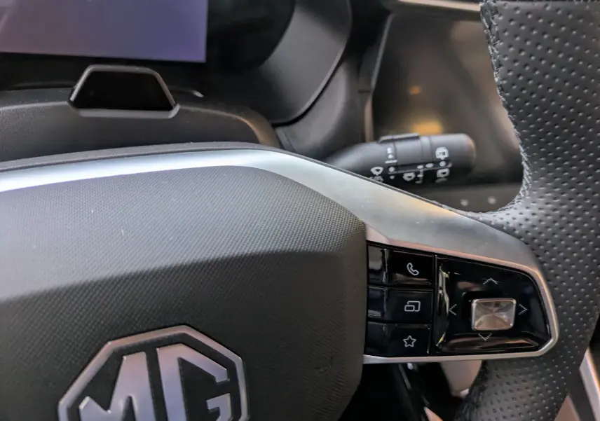 Gros plan sur le volant noir perforé de la MG ZS 2026 avec commandes intégrées côté droit.