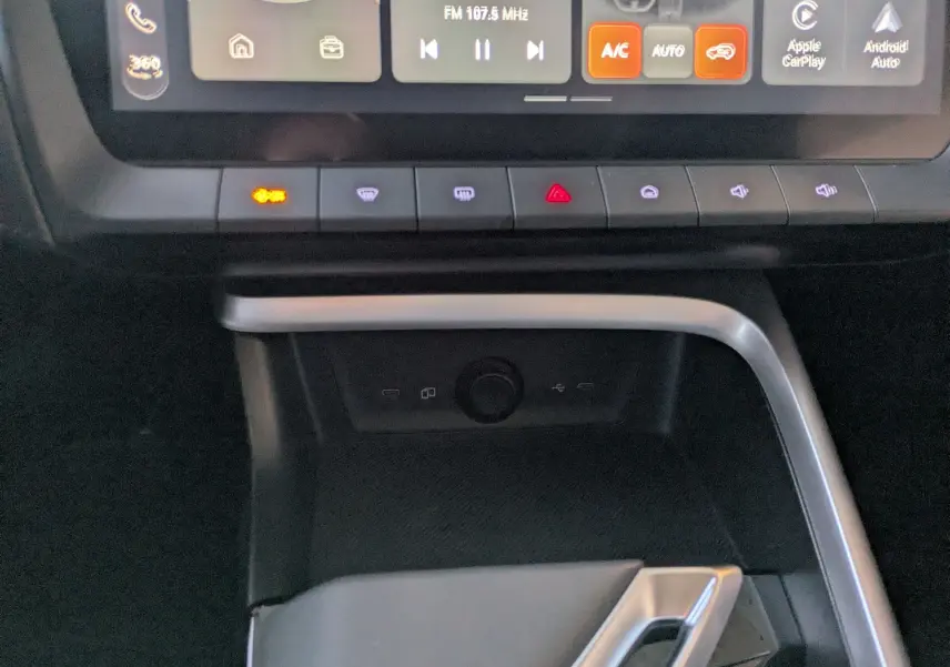 Gros plan sur la console centrale du MG ZS 2026, montrant les commandes tactiles et la connectique sous l'écran tactile.
