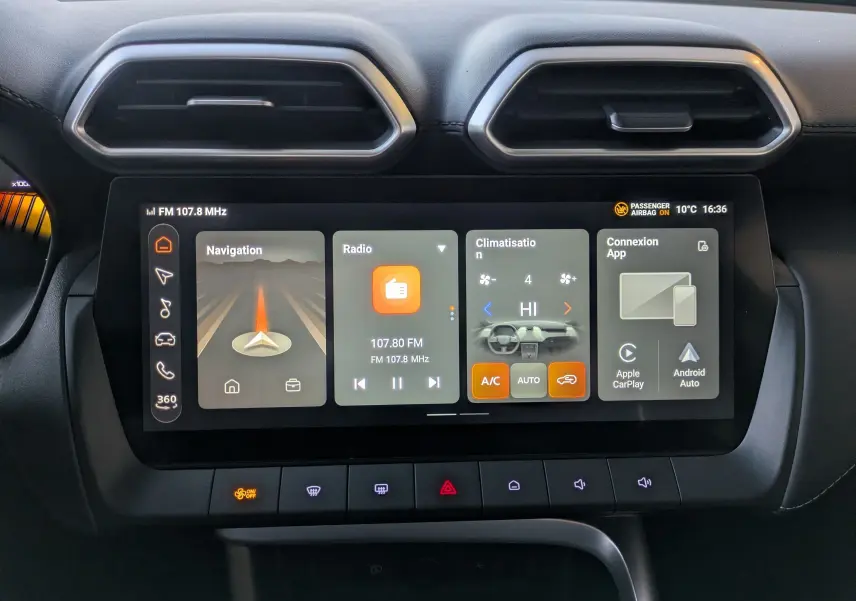 Vue rapprochée de l’écran tactile central du MG ZS 2026 noir, affichant navigation, radio et climatisation.