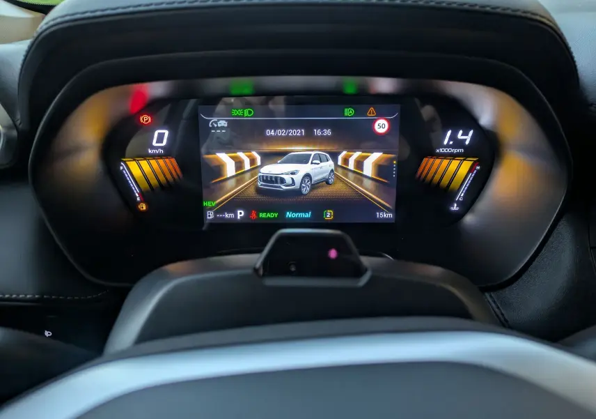 Vue rapprochée du tableau de bord numérique du MG ZS 2026, affichant un écran central avec image du véhicule blanc.