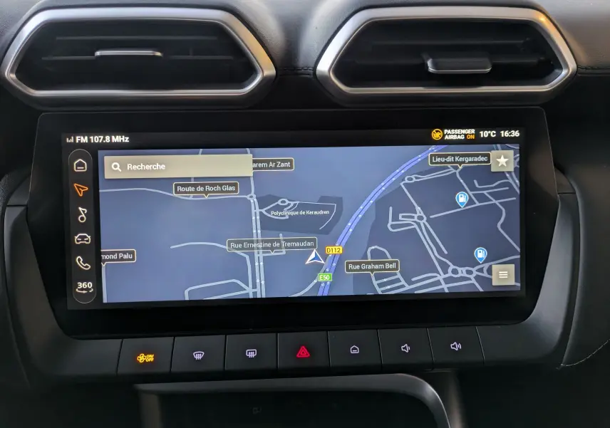 Vue rapprochée de l’écran tactile 12,3 pouces du tableau de bord du MG Motor ZS 2026 avec navigation affichée.