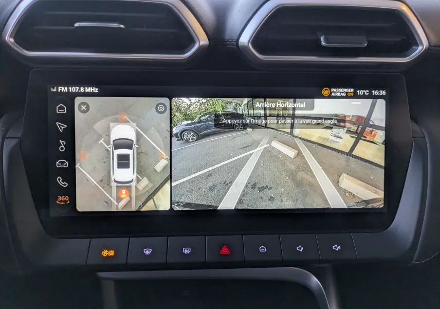 Écran tactile intérieur du MG ZS 2026 montrant la caméra 360° et la vue arrière en stationnement, tableau de bord noir.