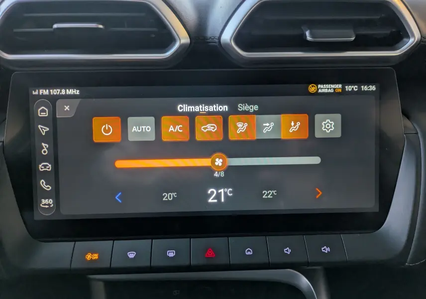 Écran tactile central du MG Motor ZS 2026 affichant les réglages de climatisation et sièges chauffants.