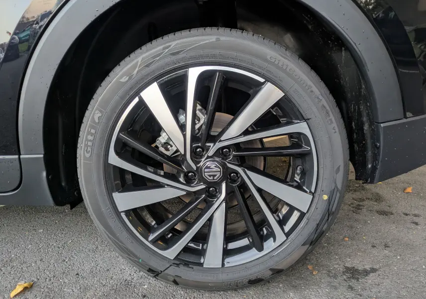 Gros plan sur la jante alliage 18 pouces bicolore noire et argent du côté gauche d’un MG MOTOR ZS noir 2026.