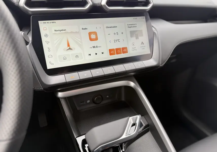 Vue intérieure du tableau de bord et console centrale du MG Motor ZS 1.5 Hybrid+ 2026 en Pebble Black, avec écran tactile et levier de vitesse.