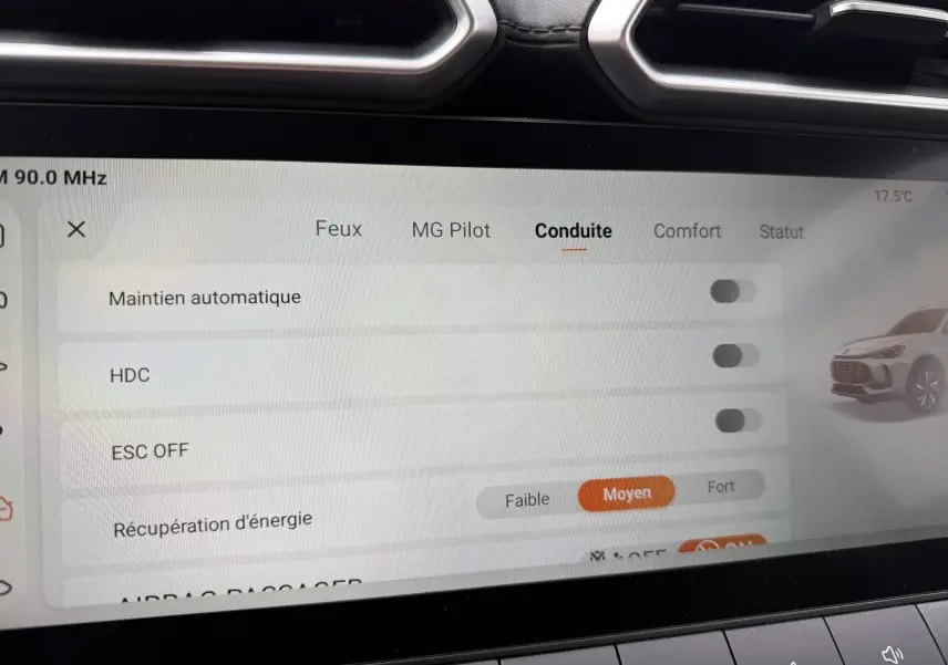 Écran tactile central du MG MOTOR ZS 1.5 HYBRID+ 197 LUXURY en Pebble Black, affichant les réglages de conduite.