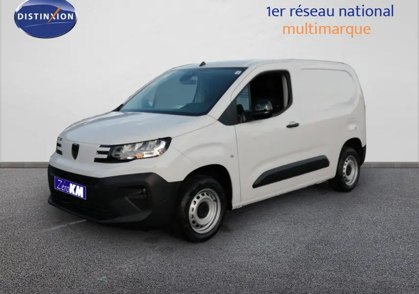 Vue 3/4 avant droit d’un utilitaire Peugeot Partner blanc Kaolin avec pare-chocs noir et jantes acier.