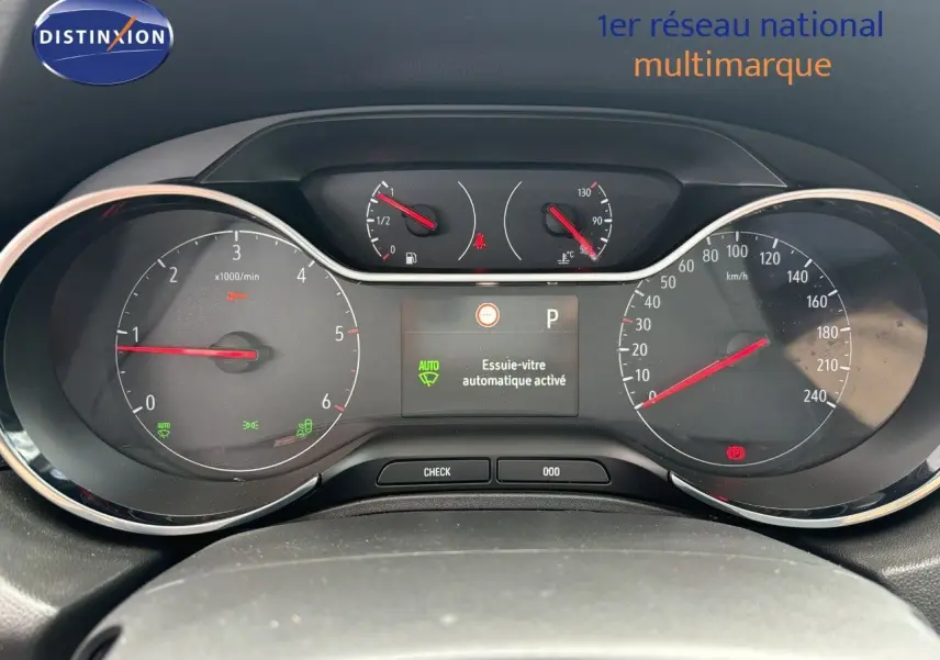 Tableau de bord de l'Opel Grandland X noir 2019 montrant compte-tours, vitesse et écran central d'informations.