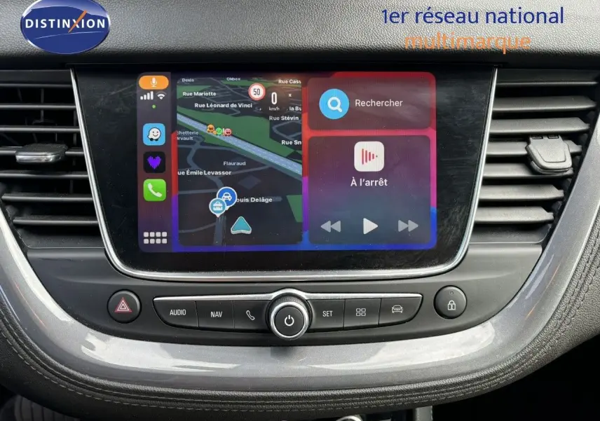 Vue rapprochée de l'écran tactile central du tableau de bord de l'Opel Grandland X noir avec navigation active.