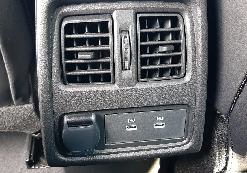 Prise USB double et prise 12V sous les aérateurs arrière du Renault Symbioz gris Rafale, vue rapprochée intérieure.