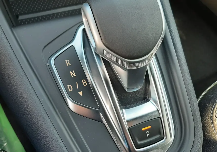 Gros plan sur le levier de vitesses automatique gris et noir du Renault Symbioz 2024, avec indication P allumée.