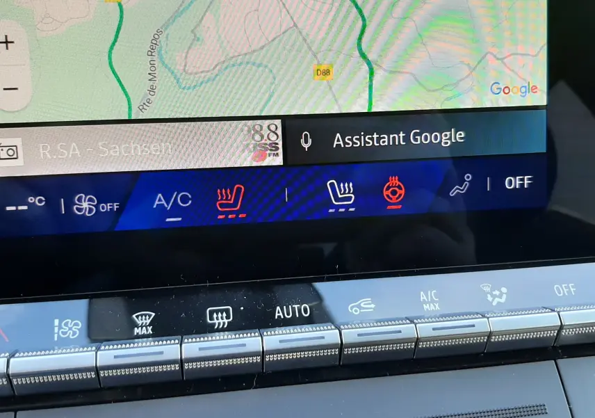 Détail de la console centrale avec commandes climatisation et écran tactile du Renault Symbioz gris Rafale 2024.
