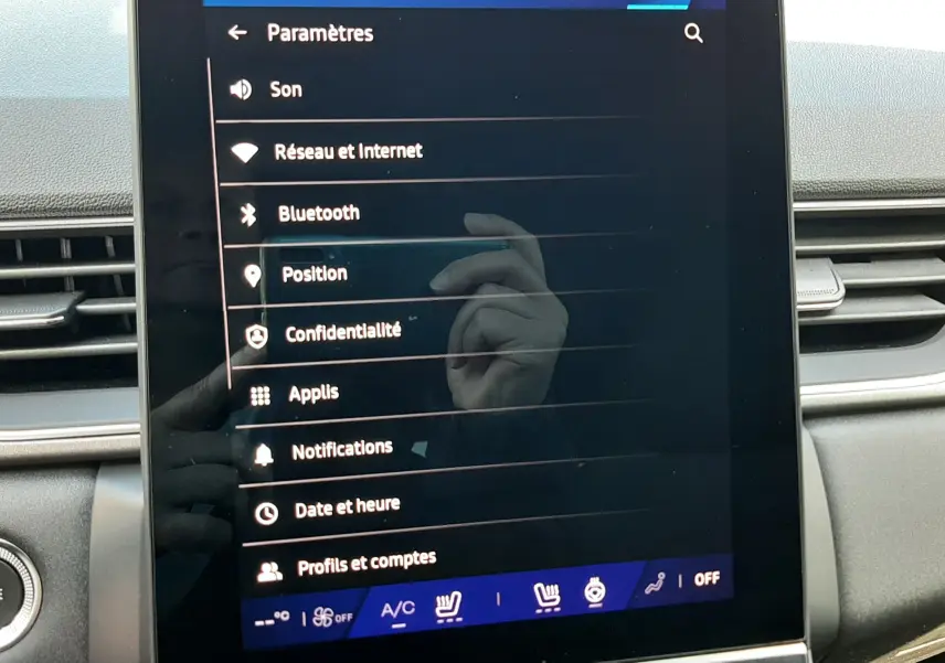Écran tactile central du tableau de bord du Renault Symbioz 2024 affichant les paramètres connectivité et climatisation.