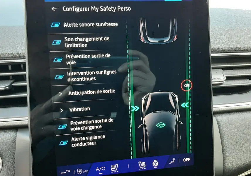 Écran tactile intérieur du Renault Symbioz 2024 affichant les options de sécurité et assistance à la conduite.