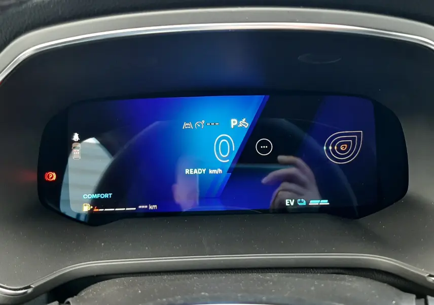 Affichage numérique du tableau de bord du Renault Symbioz gris Rafale, montrant la vitesse à zéro et mode confort activé.