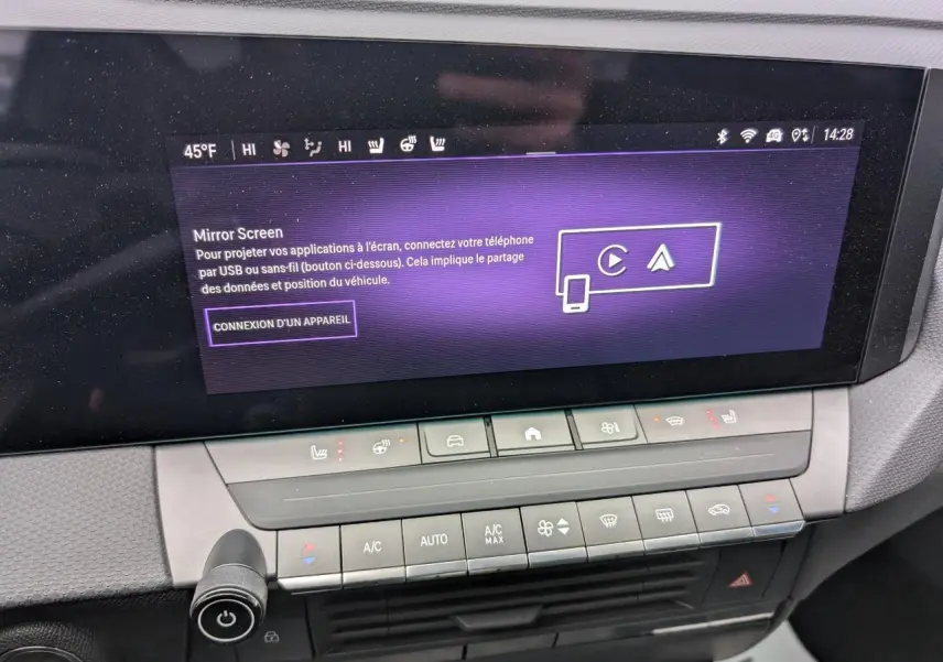 Vue rapprochée de l’écran tactile et des commandes de climatisation de l’Opel Astra 2024 gris métallisé, version Ultimate.