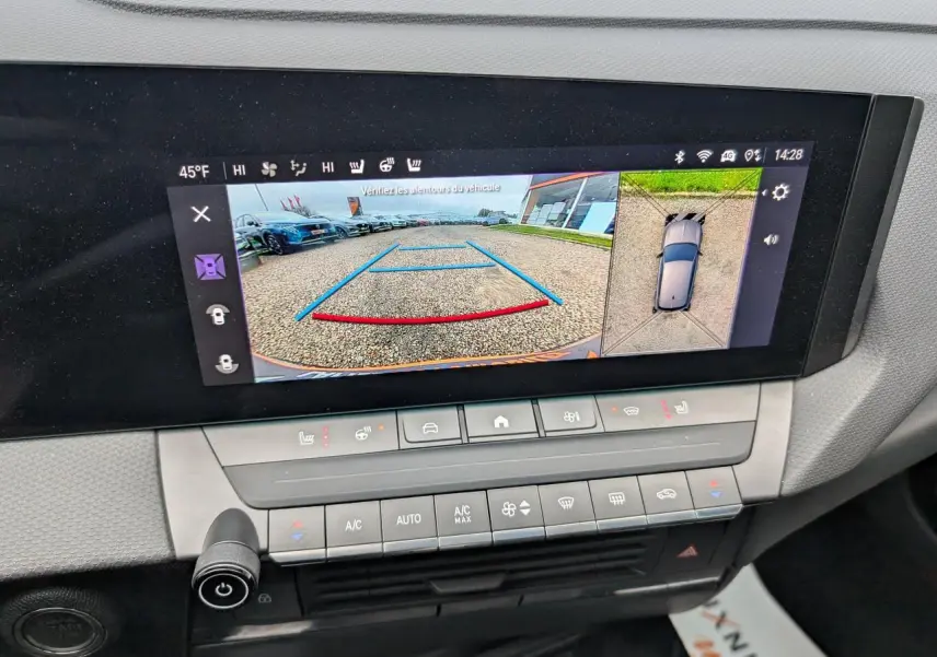 Écran multimédia de l’Opel Astra 2024 gris métallisé montrant la caméra de recul et vue 360° intérieure.