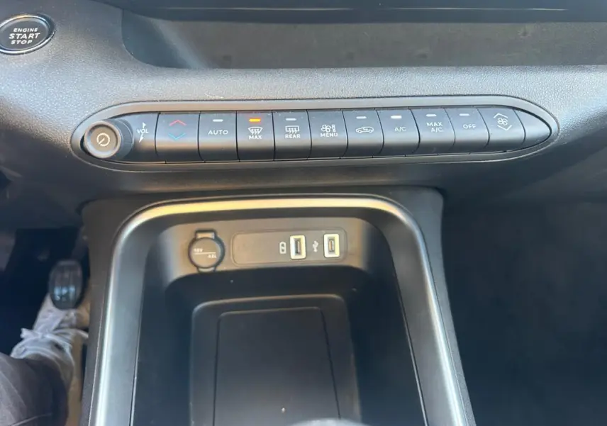 Vue rapprochée de la console centrale du Jeep Avenger 2025, montrant les commandes climatisation et ports USB.