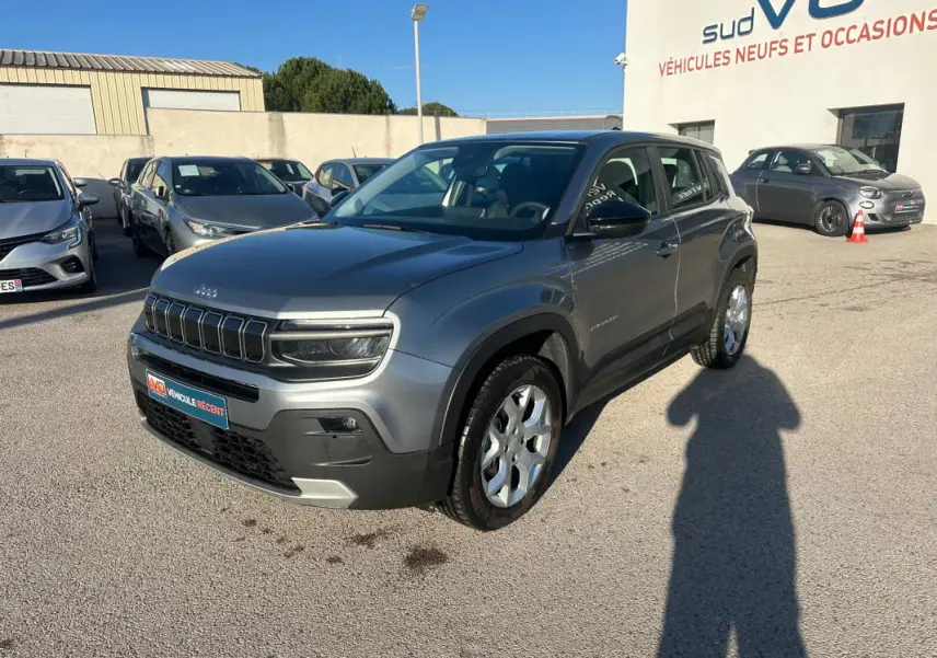 Jeep Avenger gris foncé vue 3/4 avant droit, avec jantes alliage 17 pouces et calandre distinctive en concession.
