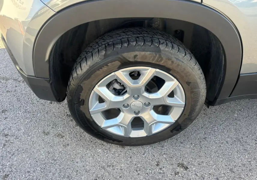 Gros plan sur la roue avant gauche en jante alliage 17 pouces du Jeep Avenger gris foncé 2025.