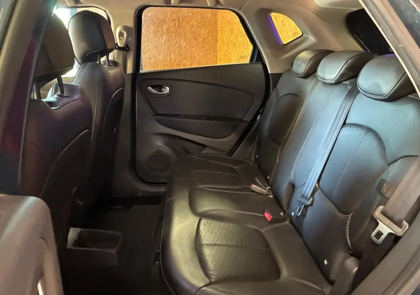 Vue intérieure côté droit montrant la banquette arrière en cuir noir du Renault Captur 1.5 DCI 90 Intens 2017.