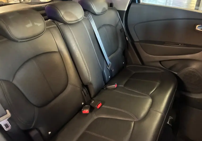 Vue intérieure des sièges arrière en cuir noir du Renault Captur 1.5 DCI 90 Intens, avec ceinture de sécurité visible.