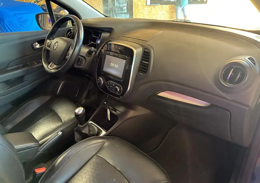 Vue intérieure côté conducteur du Renault Captur 1.5 DCI 90 Intens 2017 avec tableau de bord noir et écran tactile central.