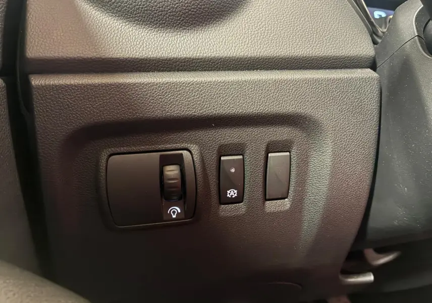 Gros plan sur les commandes de réglage du tableau de bord d'une Renault Captur bleu, version 1.5 DCI 90 Intens de 2017.