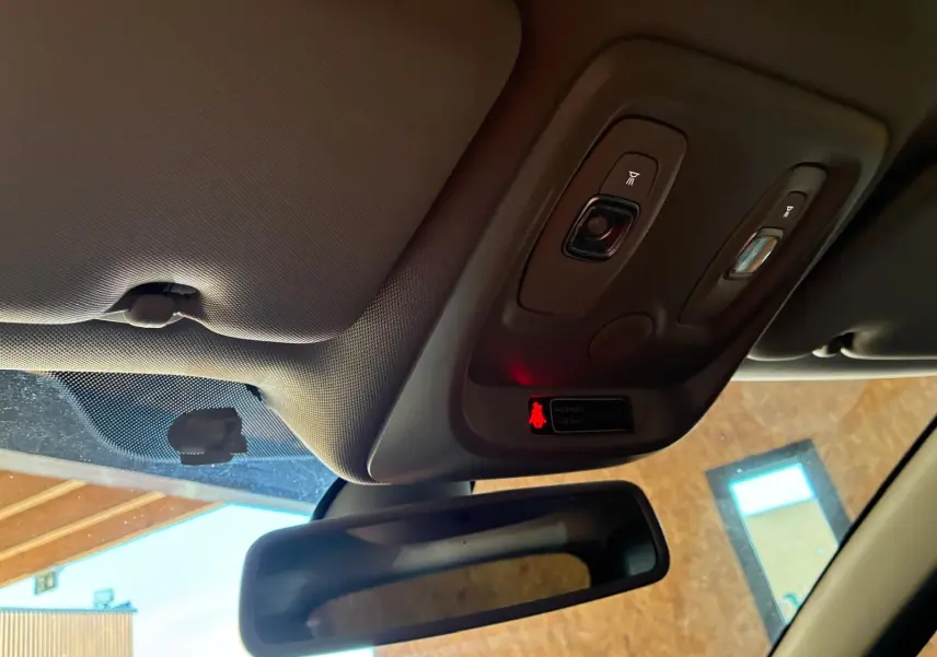 Vue intérieure du plafond avant du Renault Captur bleu 2017, avec rétroviseur et commandes d'éclairage intégrées.
