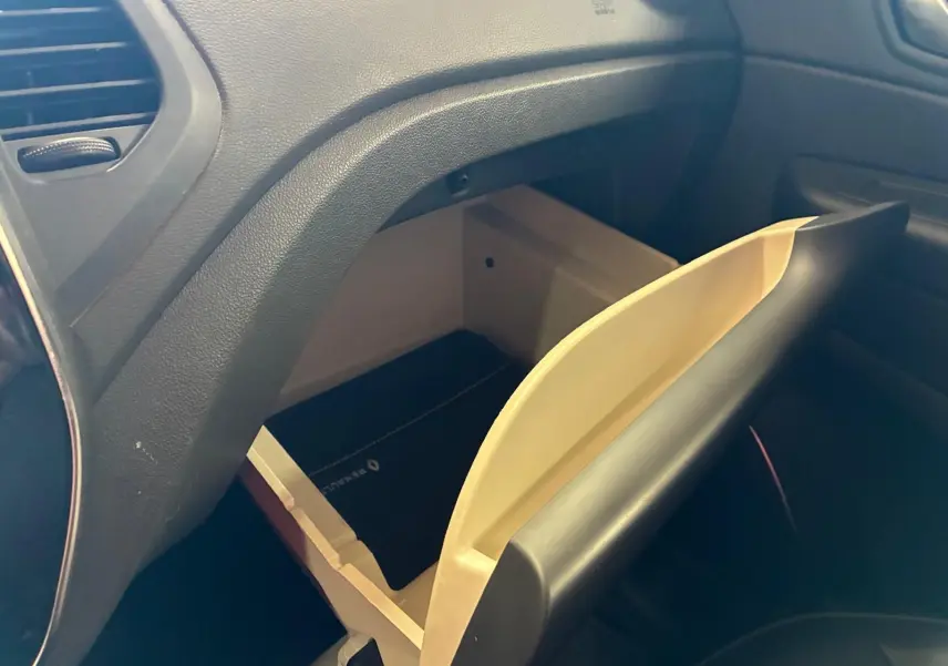 Gant de boîte à gants ouvert côté passager d’un Renault Captur 1.5 DCI bleu, intérieur noir en tissu.