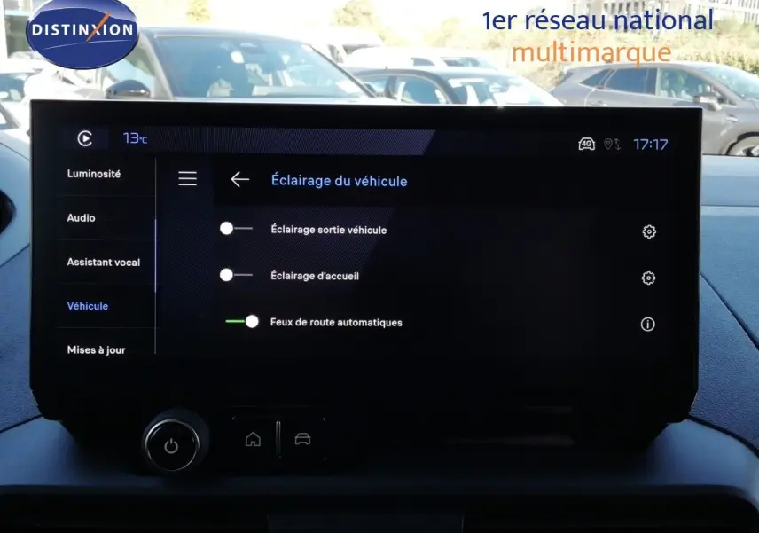 Vue intérieure du tableau de bord du Peugeot Partner 2026, écran tactile affichant les réglages d'éclairage du véhicule.
