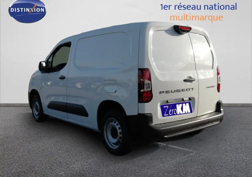 Vue 3/4 arrière droite d’un Peugeot Partner blanc Kaolin avec portes arrière battantes et pare-chocs noir.