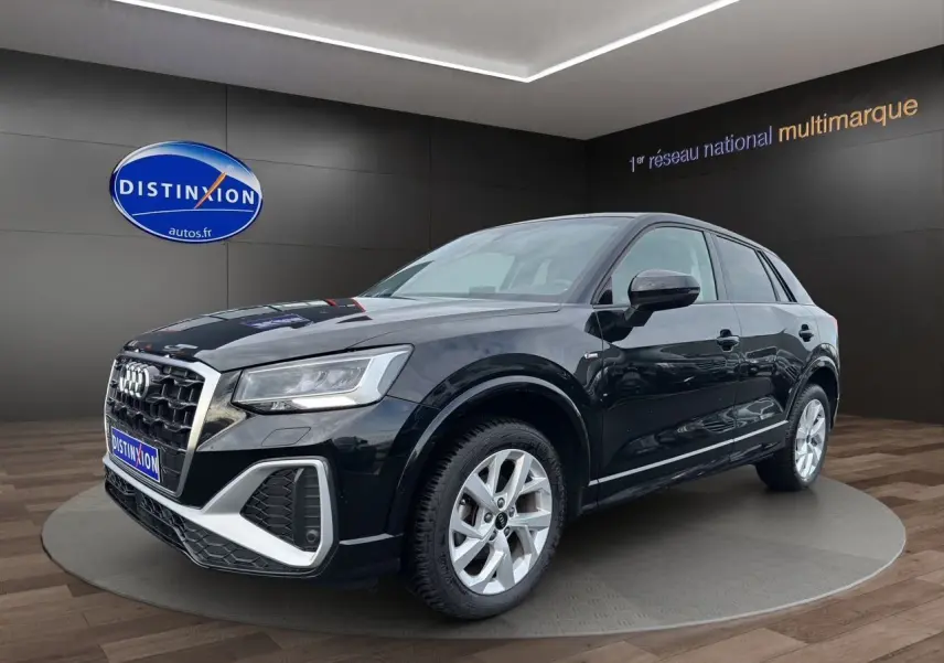 Audi Q2 noir mito en 3/4 avant droit, mettant en valeur ses jantes alliage 7x17 et son design S-Line distinctif.