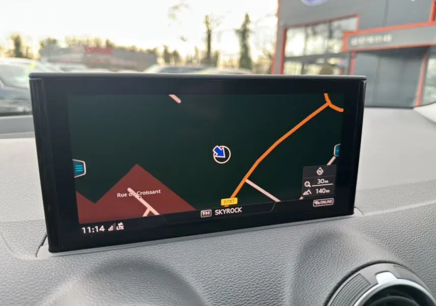 Écran GPS MMI tactile de l'Audi Q2 noir Mito 2023, affichant une carte de navigation en intérieur.