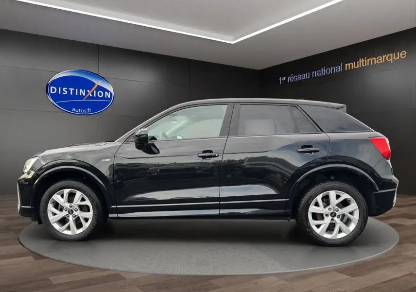 Audi Q2 noir mito vue de profil côté gauche, avec jantes alliage 5 branches et hayon motorisé visible