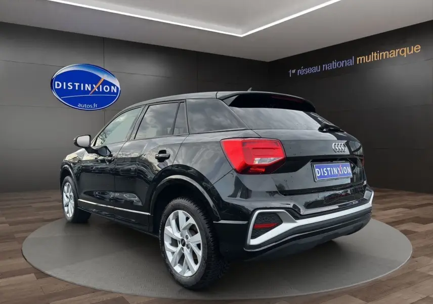 Audi Q2 noir mito vue 3/4 arrière droit, avec hayon motorisé et jantes alliage 7x17 en exposition showroom.