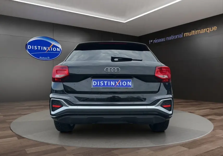 Vue arrière d'un Audi Q2 noir Mito 2023 avec hayon motorisé et feux LED distinctifs.