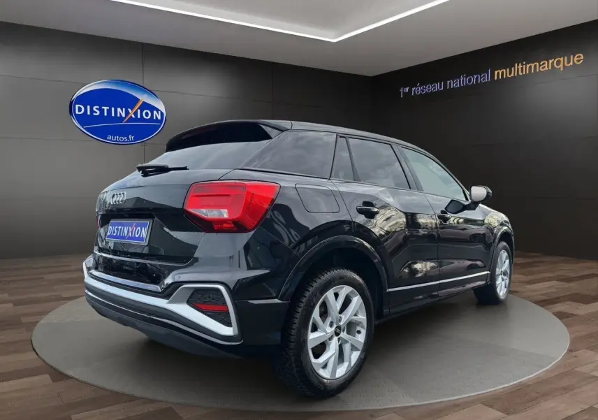 Audi Q2 noir mito vue 3/4 arrière droit, jantes alliage 17 pouces et hayon motorisé visible.