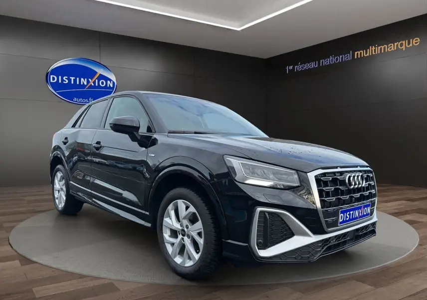 Audi Q2 noir mito en vue 3/4 avant droit, avec calandre S-Line et jantes alliage 7x17 à 5 branches.