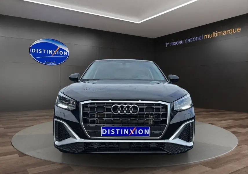 Vue frontale d'un Audi Q2 noir Mito 2023 avec calandre hexagonale et éclairage LED distinctif.