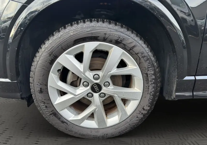 Gros plan sur la jante alliage 7x17 argentée à 5 branches en Y de l'Audi Q2 noir mito côté avant droit.